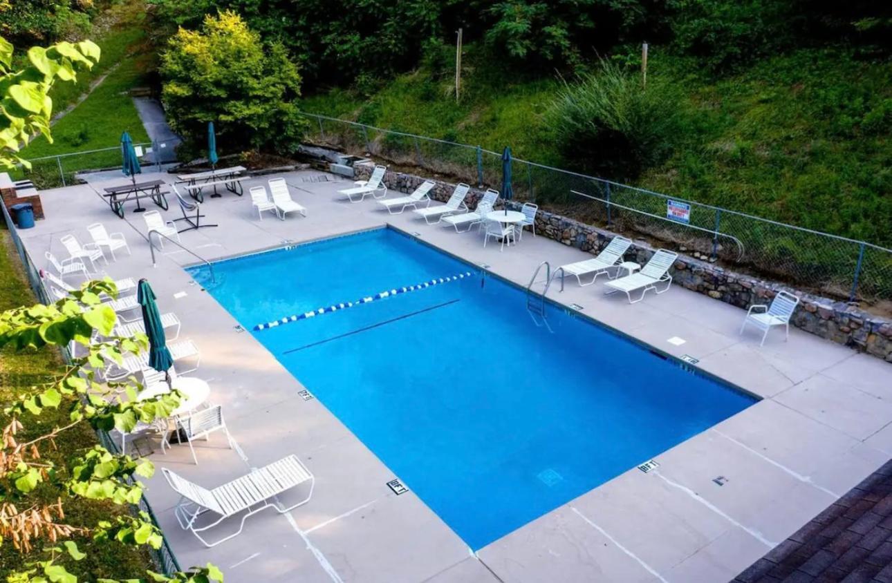 Bearadise Retreat At English Mountain Condo Сивиървил Екстериор снимка